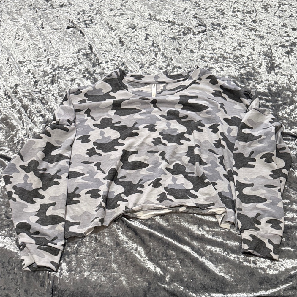 Tresics Gray & Black Camo Crop Top